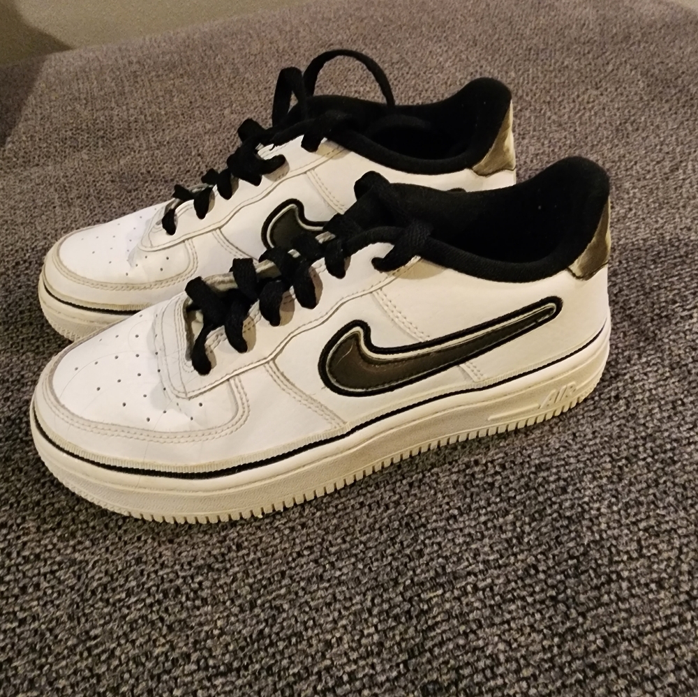 Nike Air Force 1 in white/black size 4.5
